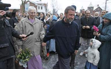 Jeff Miller leaves Court to cheers of supporters willing to aid another kidnapper