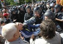 Riot police try to stop Orthodox Christian activists as they protest against the march of gay rights activists across Kiev May 25, 2013. REUTERS/Sergii Polezhaka