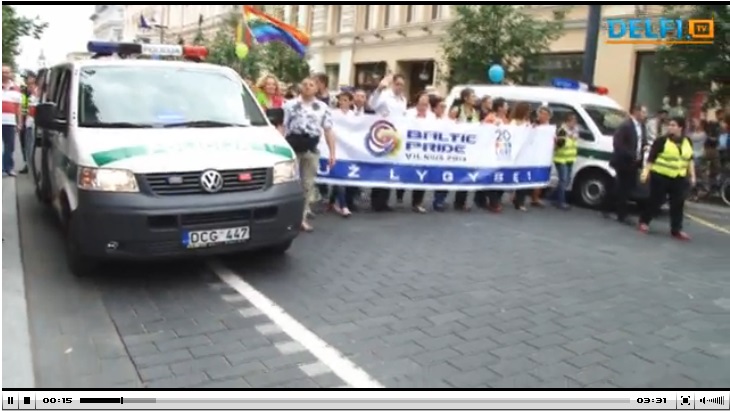 Screen capture of Delfi's live stream. Parade start.